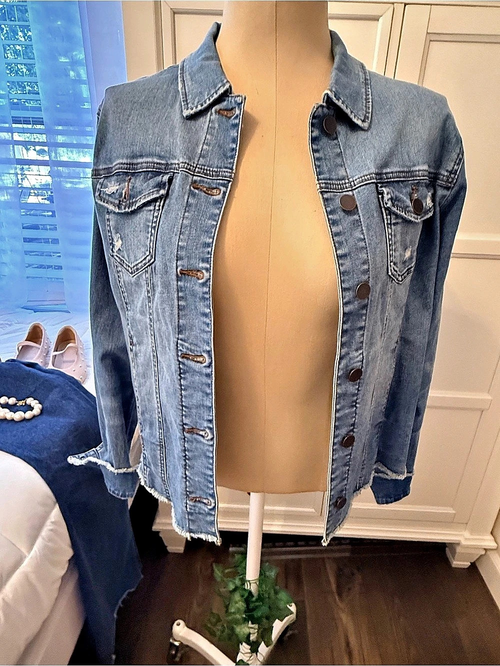 Kut from the Kloth denim jacket Frayed in Blue Size Large